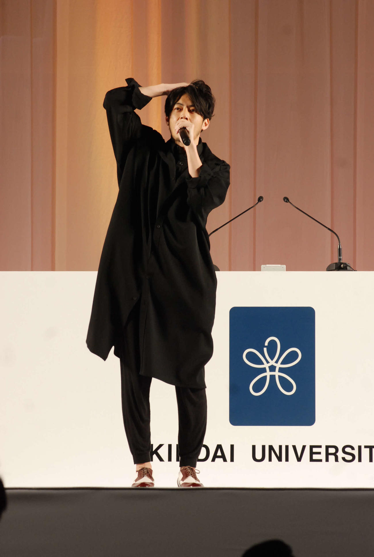 近大の卒業式にサプライズ出演したキングコング西野亮廣（2019年3月撮影）