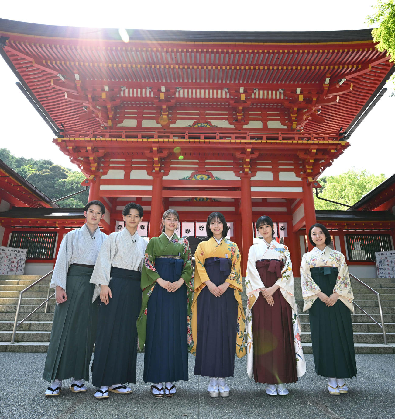 近江神宮で日本テレビ系連続ドラマ「ちはやふる－めぐり－」のヒット祈願を行った、左から山時聡真、齋藤潤、嵐莉菜、當真あみ、原菜乃華、上白石萌音