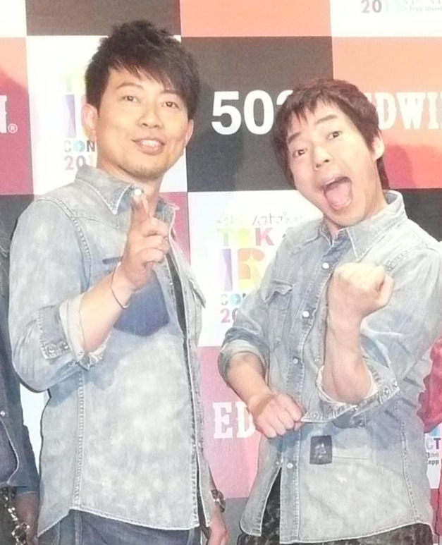 左から宮迫博之、今田耕司（2013年撮影）
