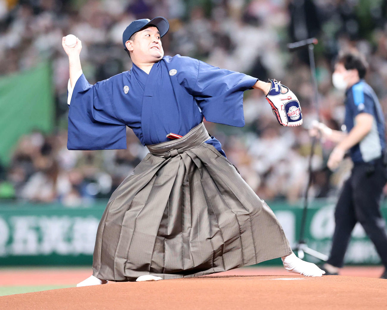 22年9月27日　西武対ソフトバンク　ファーストピッチセレモニーで投げるすゑひろがりずの三島達矢（撮影・浅見桂子）
