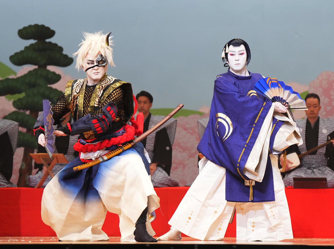 歌舞伎「刀剣乱舞」の舞台稽古に臨む尾上松也と中村獅童（左）（撮影・菅敏）