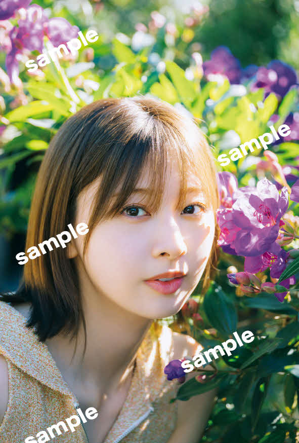 日向坂46富田鈴花ファースト写真集の特典ポストカードカット／峠雄三氏撮影（C）光文社