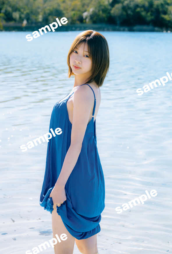 日向坂46富田鈴花ファースト写真集の特典ポストカードカット／峠雄三氏撮影（C）光文社