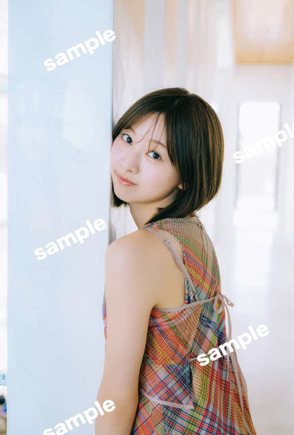 日向坂46富田鈴花ファースト写真集の特典ポストカードカット／峠雄三氏撮影（C）光文社