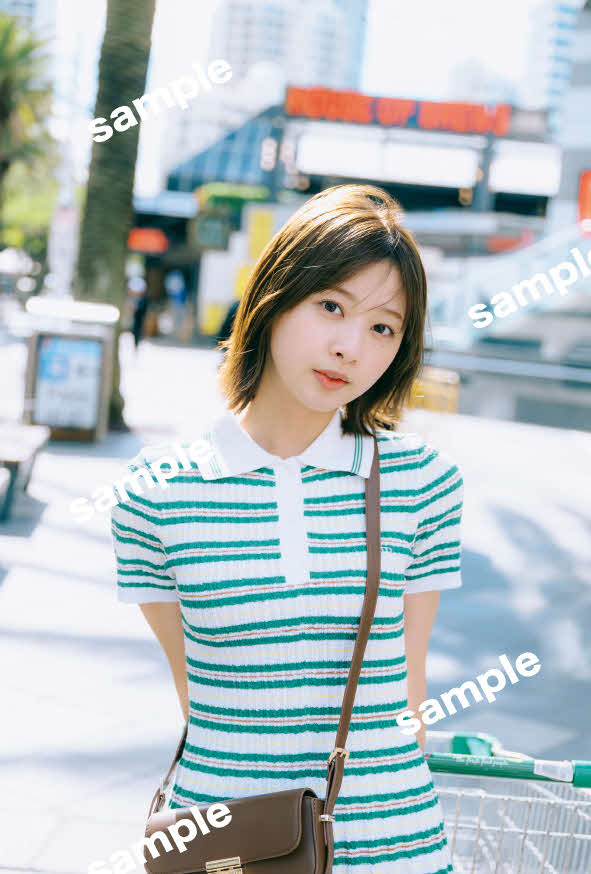 日向坂46富田鈴花ファースト写真集の特典ポストカードカット／峠雄三氏撮影（C）光文社