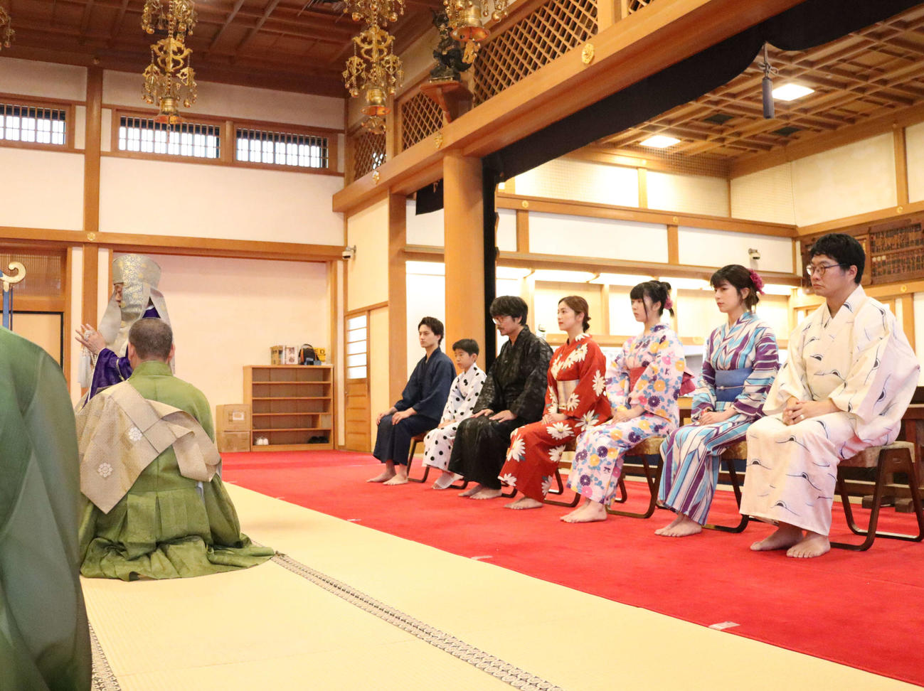 増上寺でABCテレビ「こんばんは、朝山家」のヒット祈願の祈祷を受ける、左から小島健、嶋田鉄太、小澤征悦、中村アン、渡邉心結、さとうほなみ、松尾諭