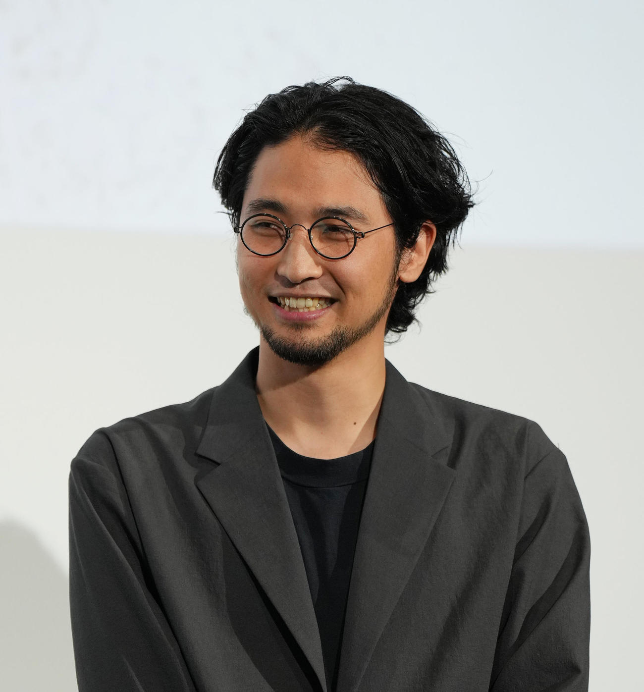 映画「キャンドルスティック」の初日舞台あいさつで登壇した米倉強太監督（撮影・菅敏）