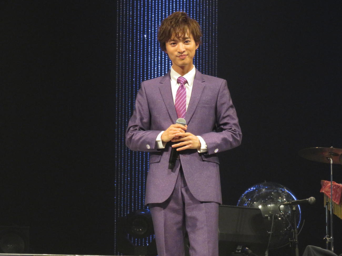 浅草公会堂での単独公演前に取材に応じた青山新