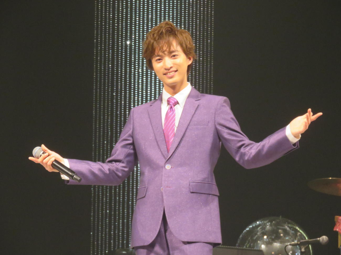浅草公会堂での単独公演前に取材に応じた青山新
