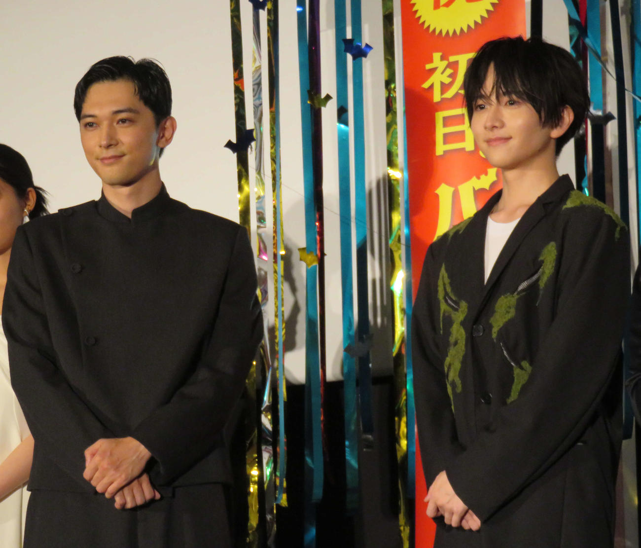 映画「ババンババンバンバンパイア」の初日舞台あいさつに登壇した吉沢亮（左）と板垣李光人