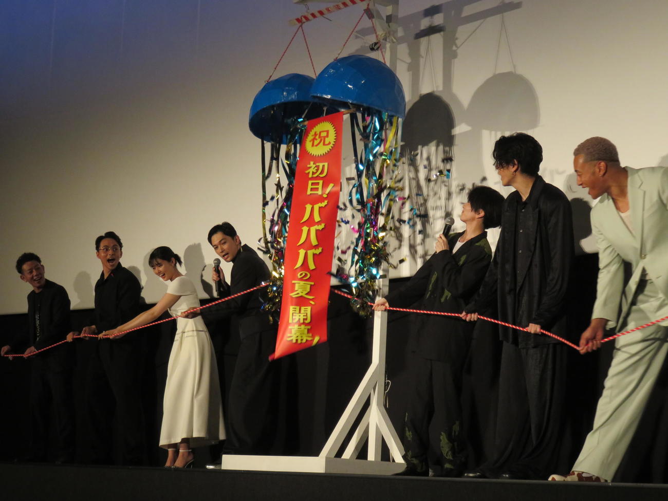 くす玉割りで映画「ババンババンバンバンパイア」の公開初日を祝う出演者たち。左から浜崎慎治監督、満島真之介、原菜乃華、吉沢亮、板垣李光人、眞栄田郷敦、関口メンディー