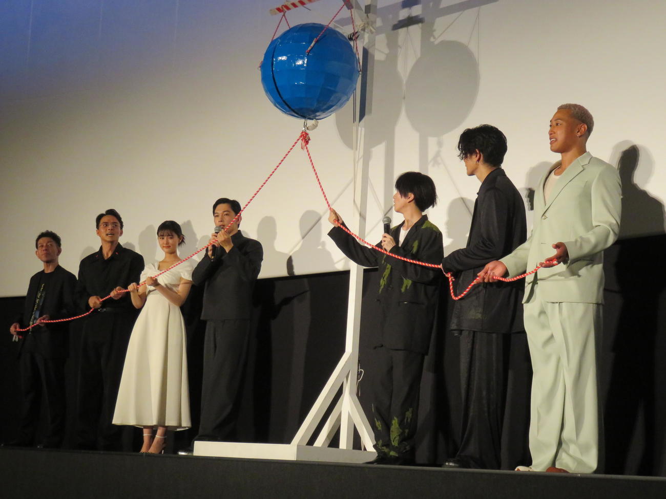 くす玉割りで映画「ババンババンバンバンパイア」の公開初日を祝う出演者たち。左から浜崎慎治監督、満島真之介、原菜乃華、吉沢亮、板垣李光人、眞栄田郷敦、関口メンディー