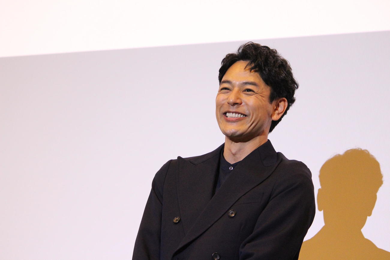 大阪のファンに笑顔でこたえる妻夫木聡