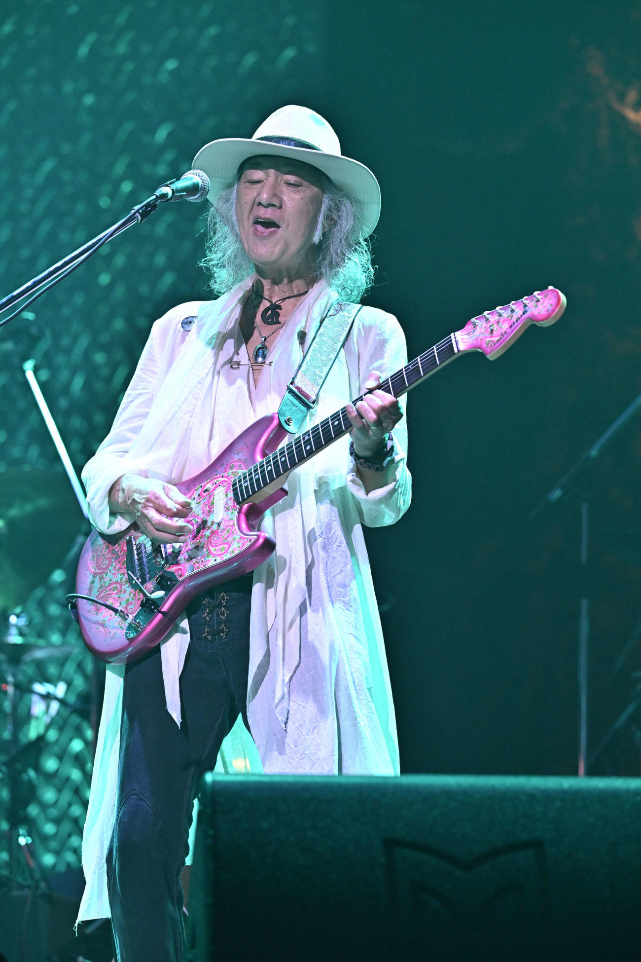 古希記念ライブでパフォーマンスするChar
