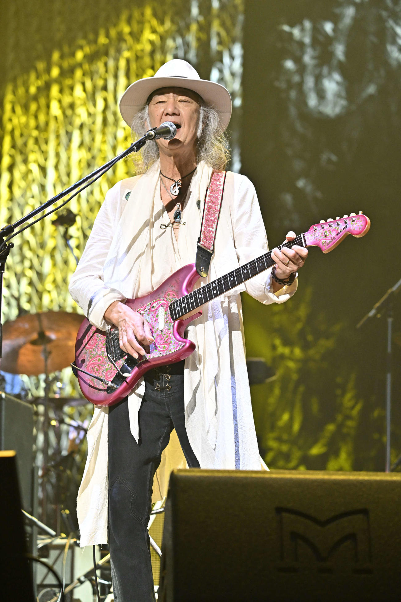 古希記念ライブでパフォーマンスするChar