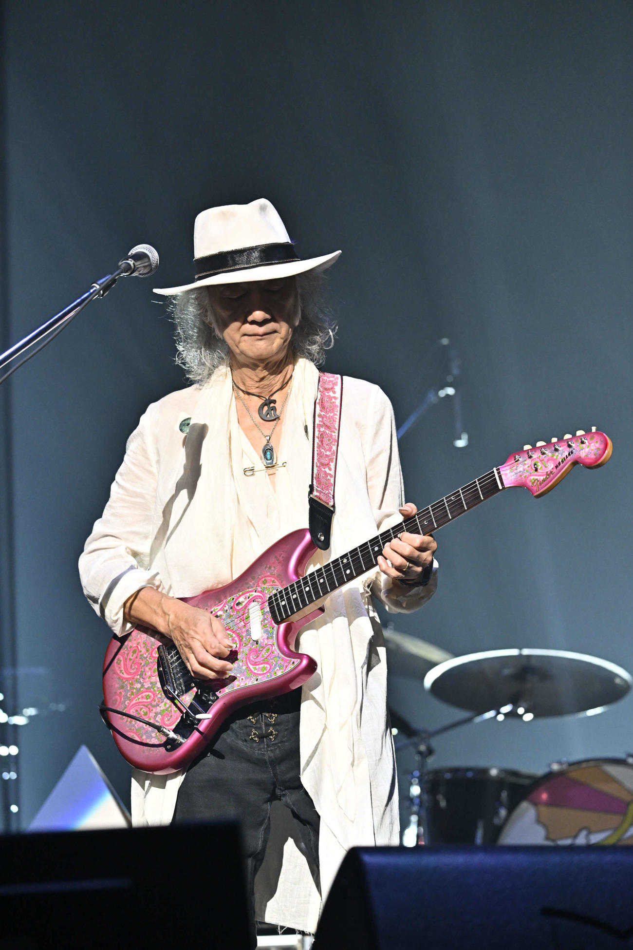 古希記念ライブでパフォーマンスするChar