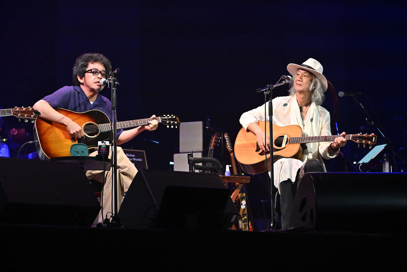 自身の古希記念ライブでパフォーマンスするChar（右）と奥田民生