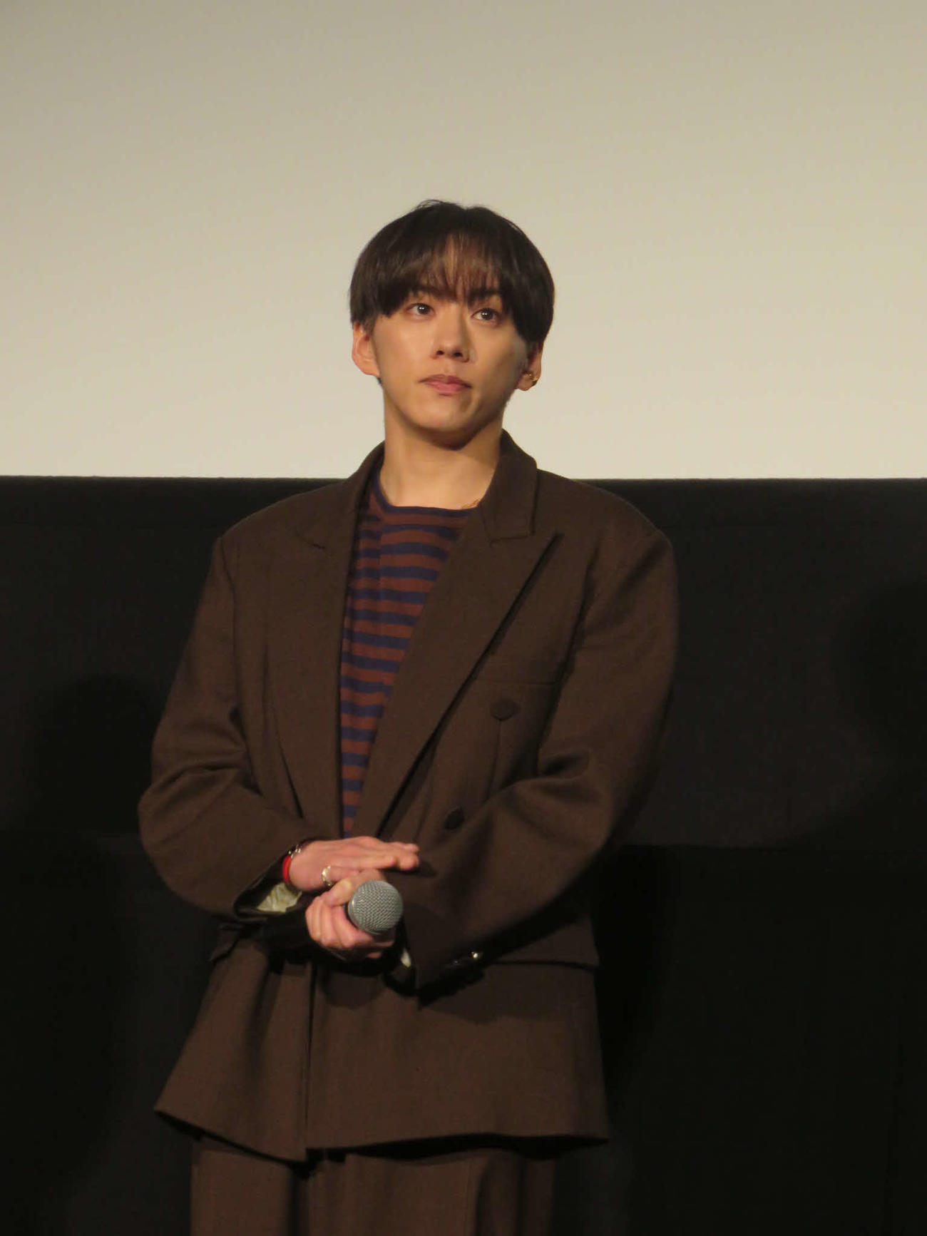 映画「愛されなくても別に」の舞台あいさつに出席した基俊介
