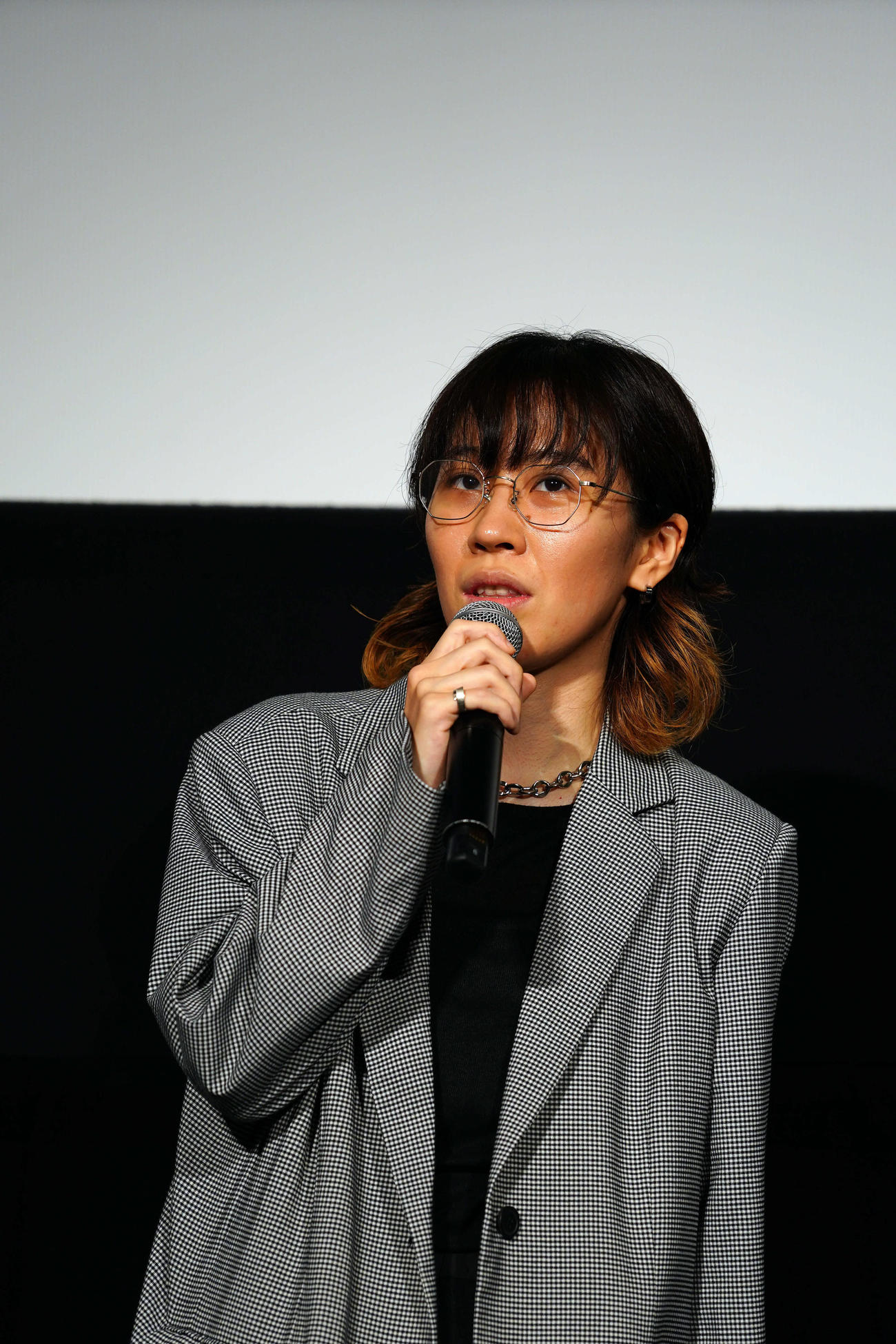 映画「愛されなくても別に」公開記念舞台挨拶に登壇した井樫彩監督（撮影・小島史椰）
