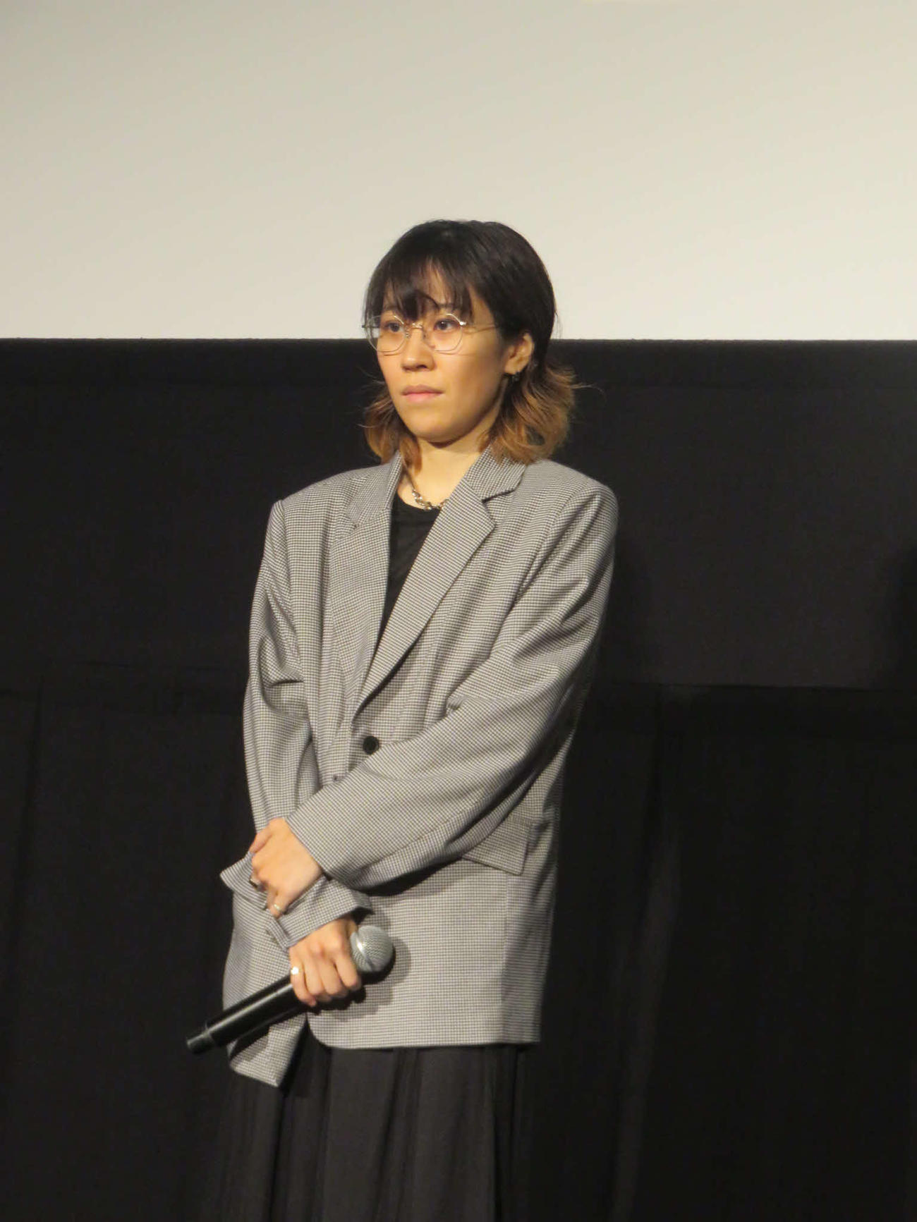 映画「愛されなくても別に」の舞台あいさつに出席した井樫彩監督