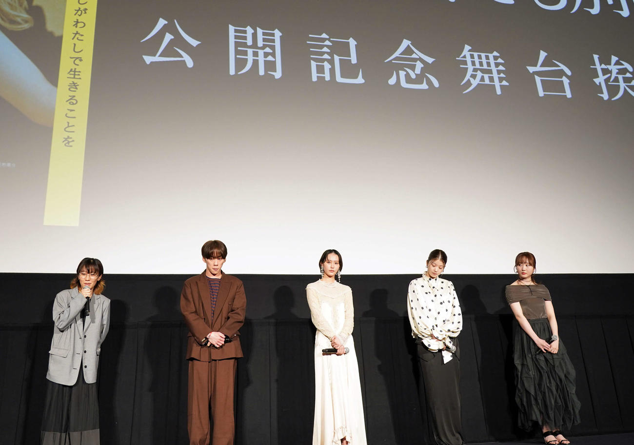 映画「愛されなくても別に」公開記念舞台挨拶に登壇した南沙良、馬場ふみか、本田望結、基俊介、井樫彩監督（撮影・小島史椰）