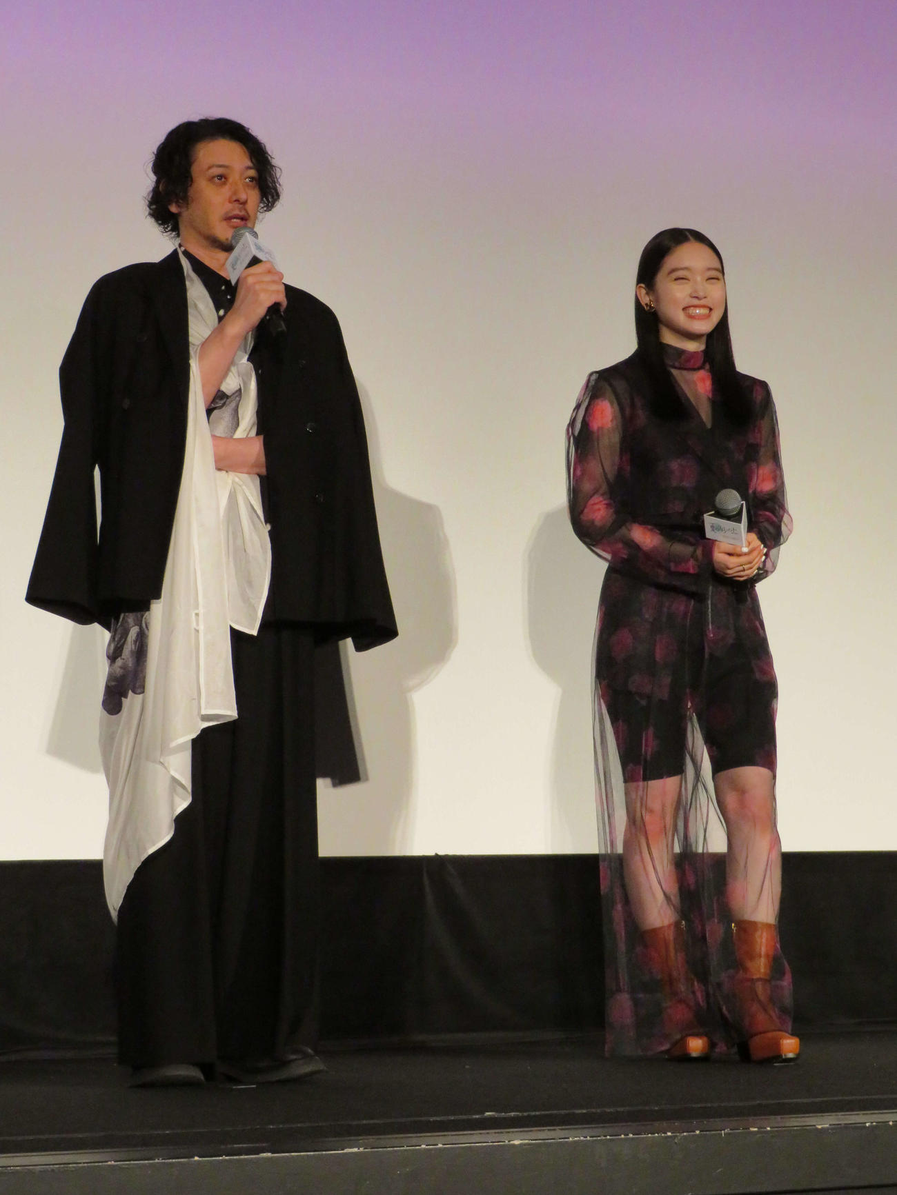 映画「夏の砂の上」公開記念舞台あいさつに登壇したオダギリジョーと高石あかり（撮影・村上幸将）