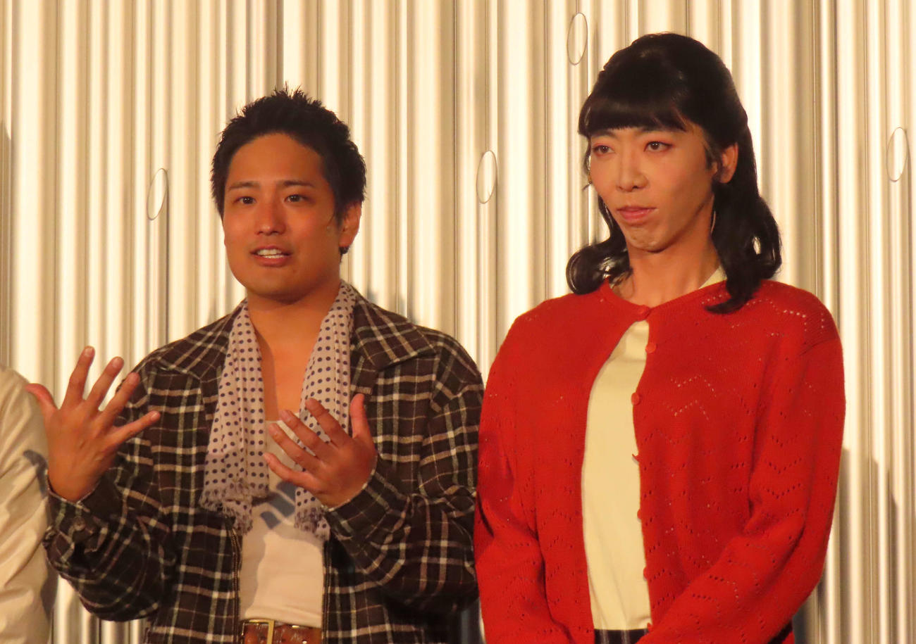 舞台「泣くロミオと怒るジュリエット2025」取材会に登壇したWEST．桐山照史（左）と柄本時生
