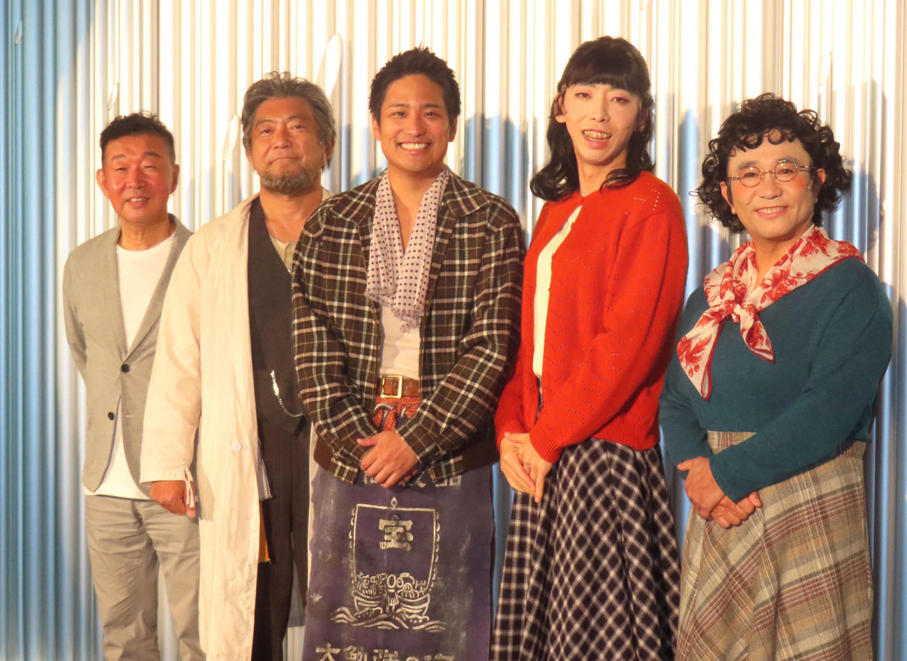 舞台「泣くロミオと怒るジュリエット2025」取材会に登壇した、左から鄭義信氏、渡辺いっけい、WEST．桐山照史、柄本時生、八嶋智人