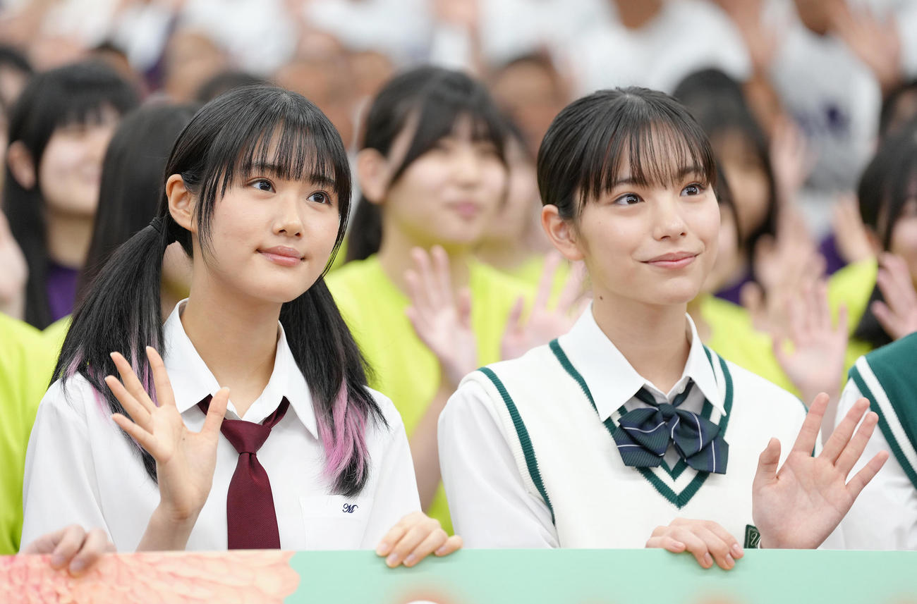 サプライズ登場し、笑顔を見せる當真あみ（右）と原菜乃華（撮影・足立雅史）