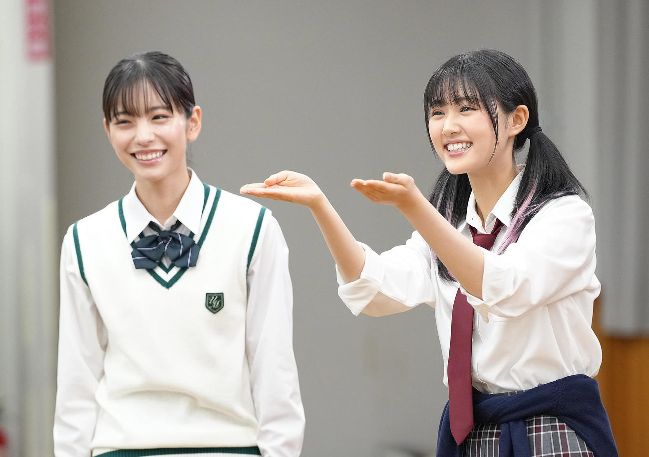サプライズ登場し、笑顔を見せる當真あみ（左）と原菜乃華（撮影・足立雅史）