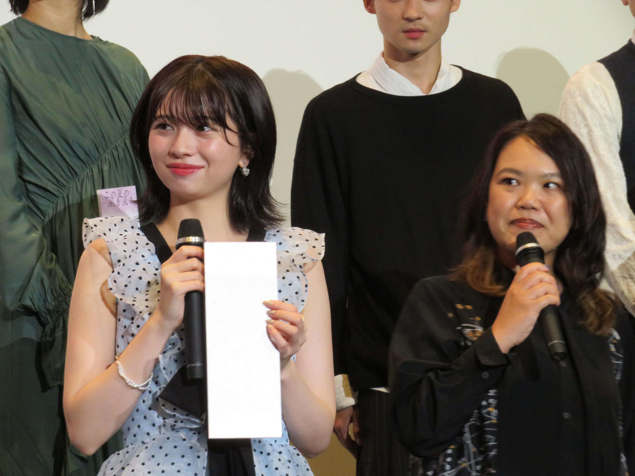「この夏の星を見る」公開記念舞台あいさつで、原作者の辻村深月氏（右）がサプライズで駆けつけ、笑顔の桜田ひより（撮影・村上幸将）