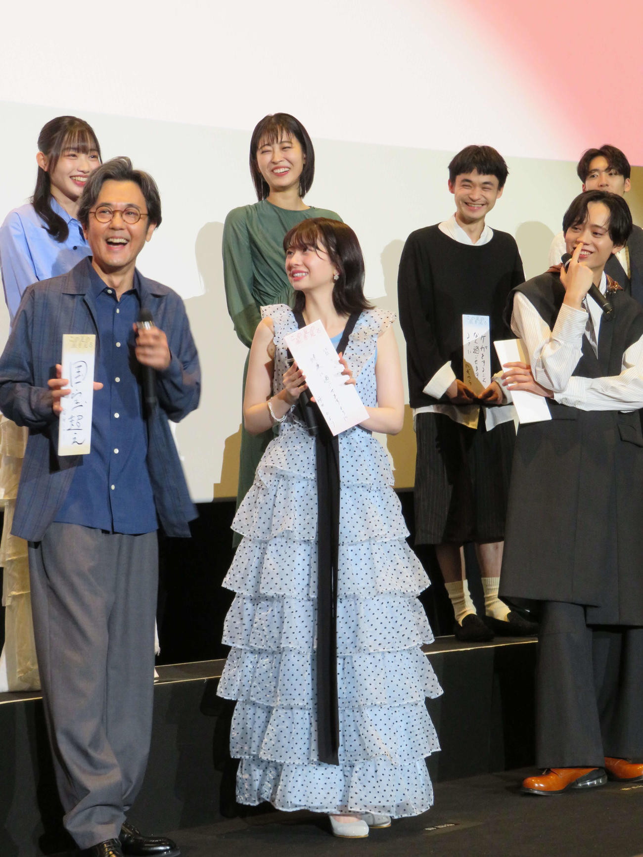 「この夏の星を見る」公開記念舞台あいさつで、七夕の短冊に「国宝超え」と書いた岡部たかし（前列左）と、笑顔で見守る桜田ひより（同中央）と水沢林太郎（同右）ら（撮影・村上幸将）