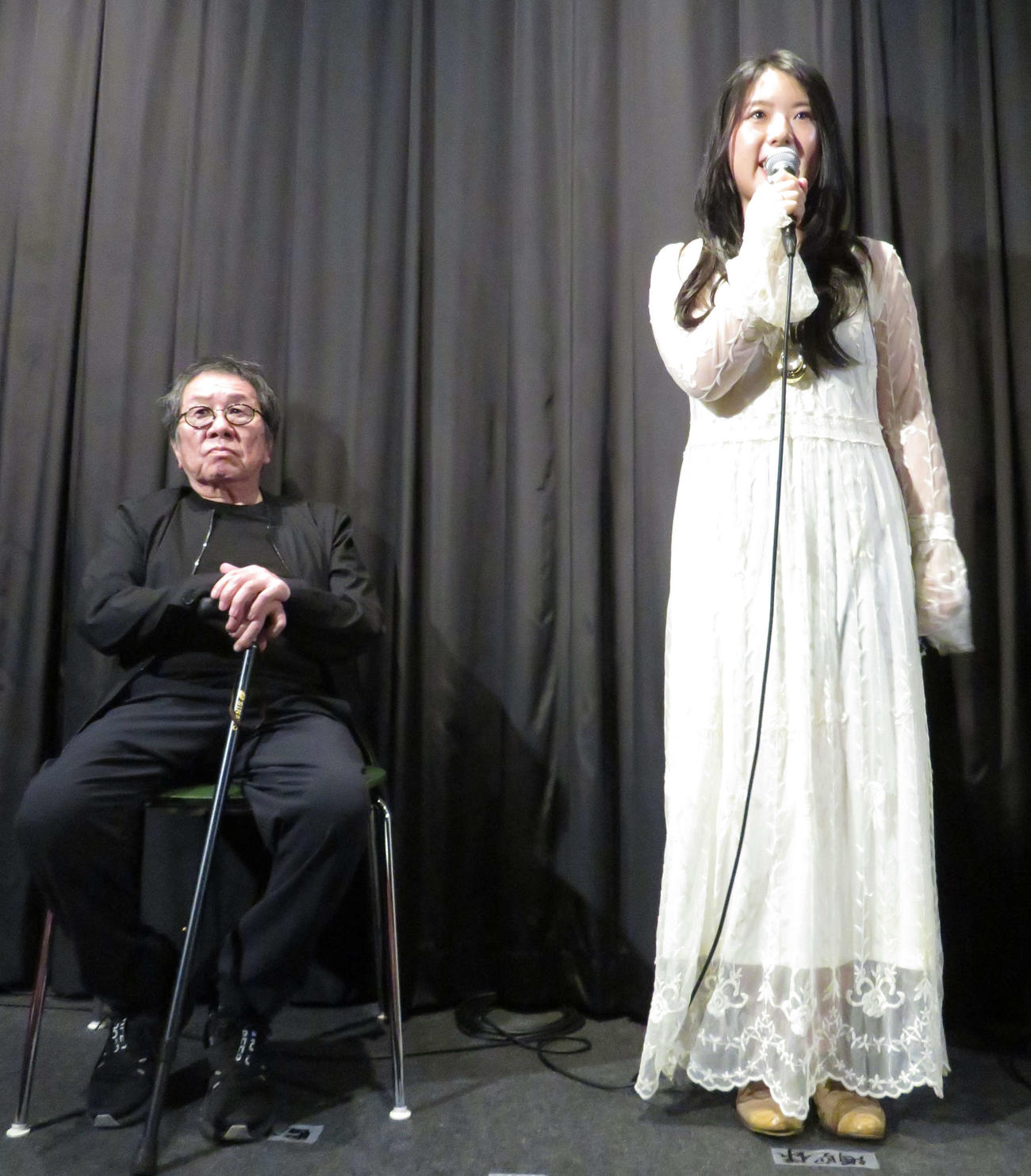 映画「『桐島です』」公開記念舞台あいさつに登壇した高橋伴明監督と孫の海空（撮影・村上幸将）