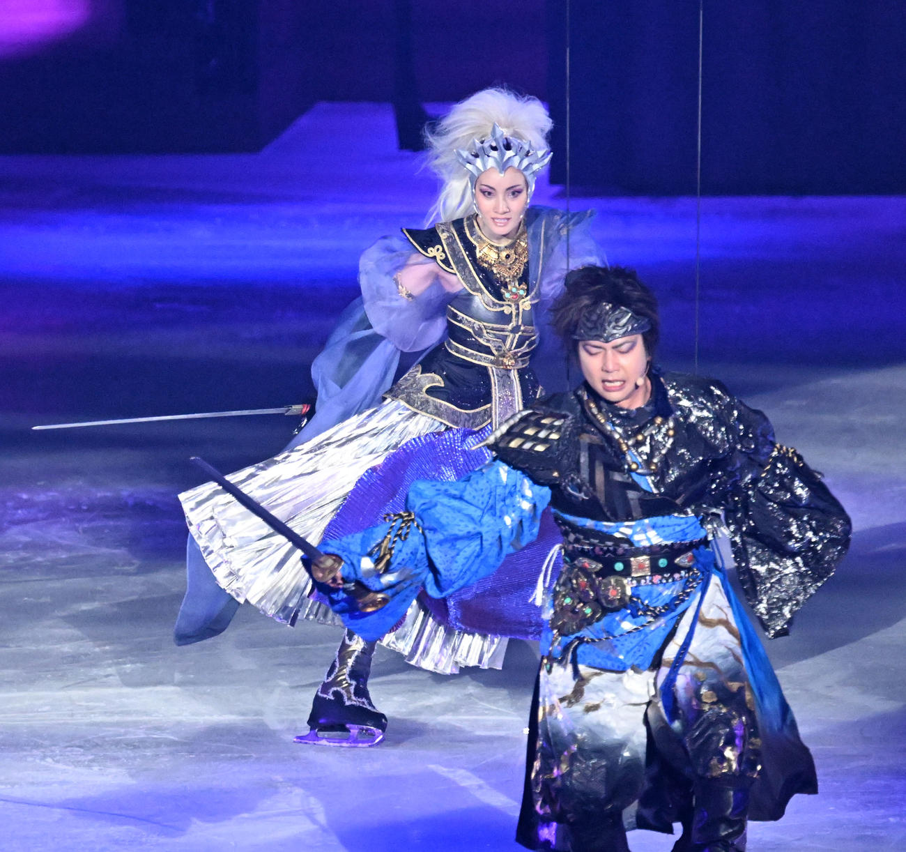 アイスショーで演技する荒川静香（左）と増田貴久（撮影・千葉一成）