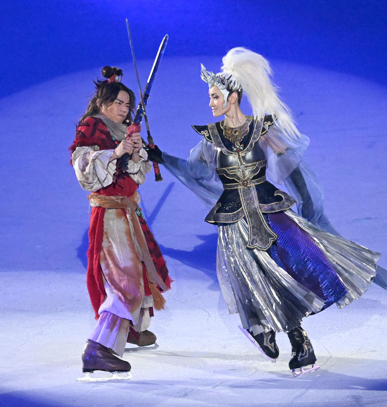 アイスショーで演技する高橋大輔（左）と荒川静香（撮影・千葉一成）