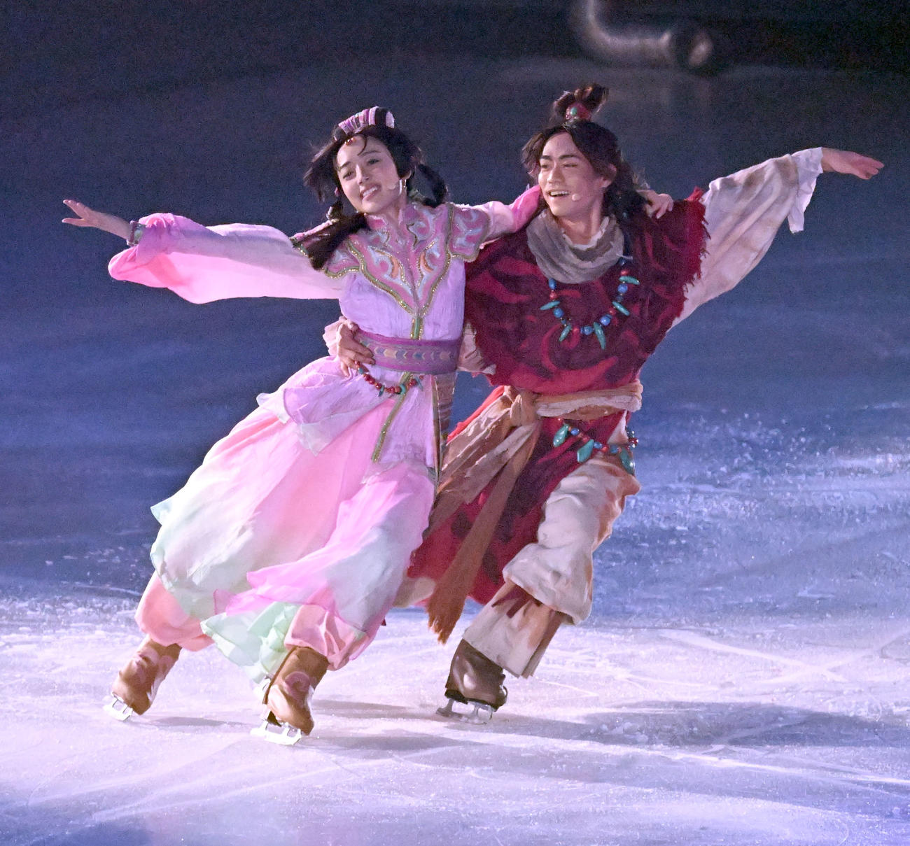 アイスショーで演技する高橋大輔（右）と森田望智（撮影・千葉一成）
