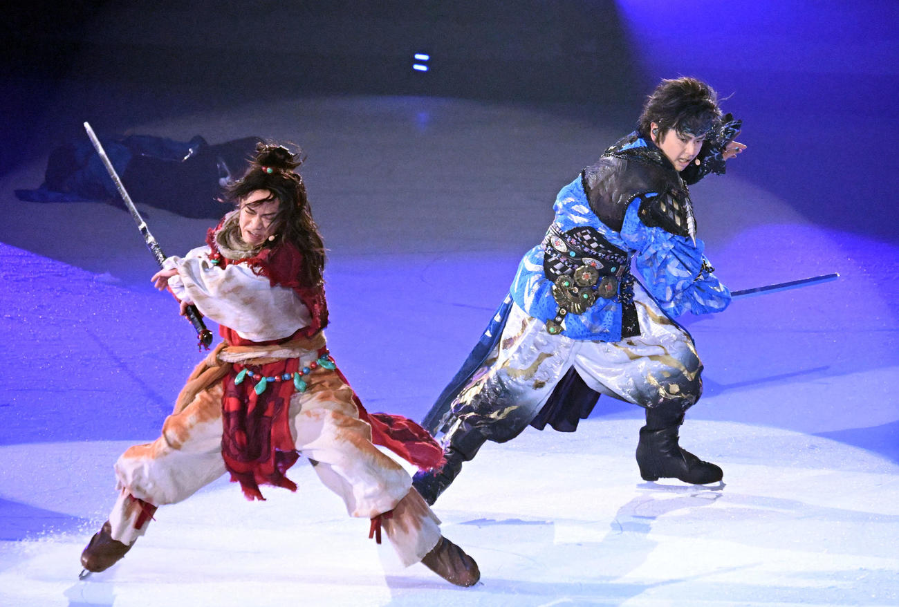 アイスショーで演技する高橋大輔（左）と増田貴久（撮影・千葉一成）