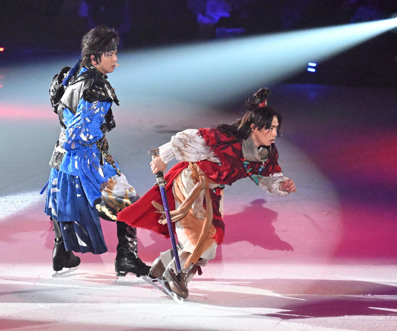 アイスショーで演技する高橋大輔（右）と増田貴久（撮影・千葉一成）