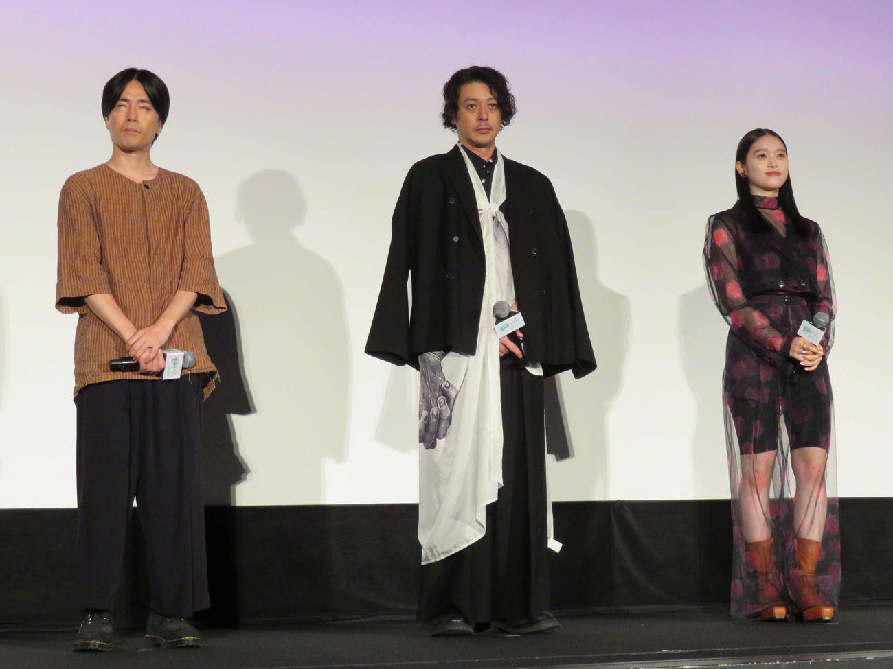 映画「夏の砂の上」公開記念舞台あいさつに登壇した、左から玉田真也監督、オダギリジョー、高石あかり（撮影・村上幸将）