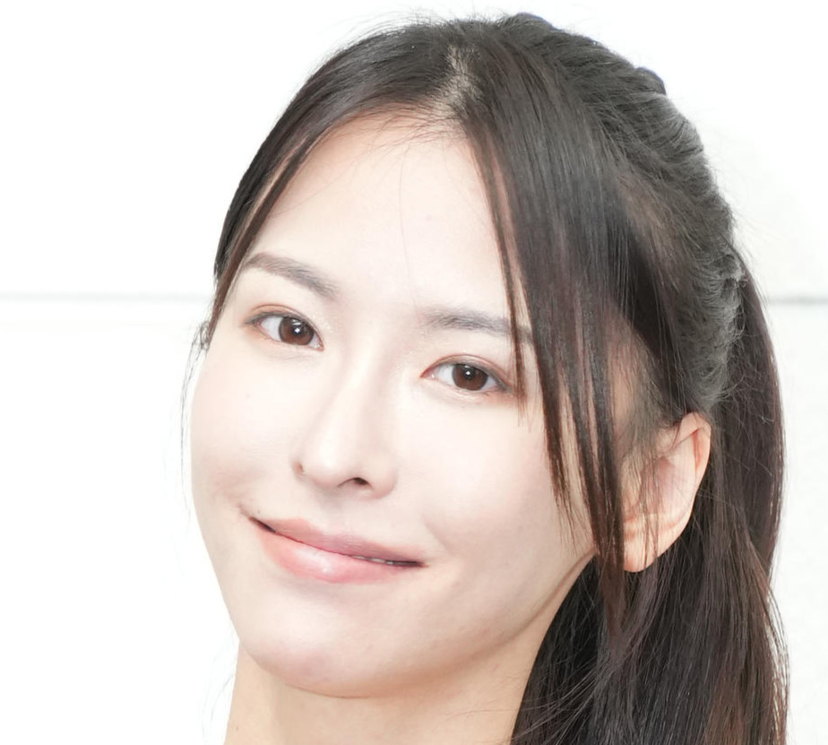 奈月セナ（2022年1月撮影）