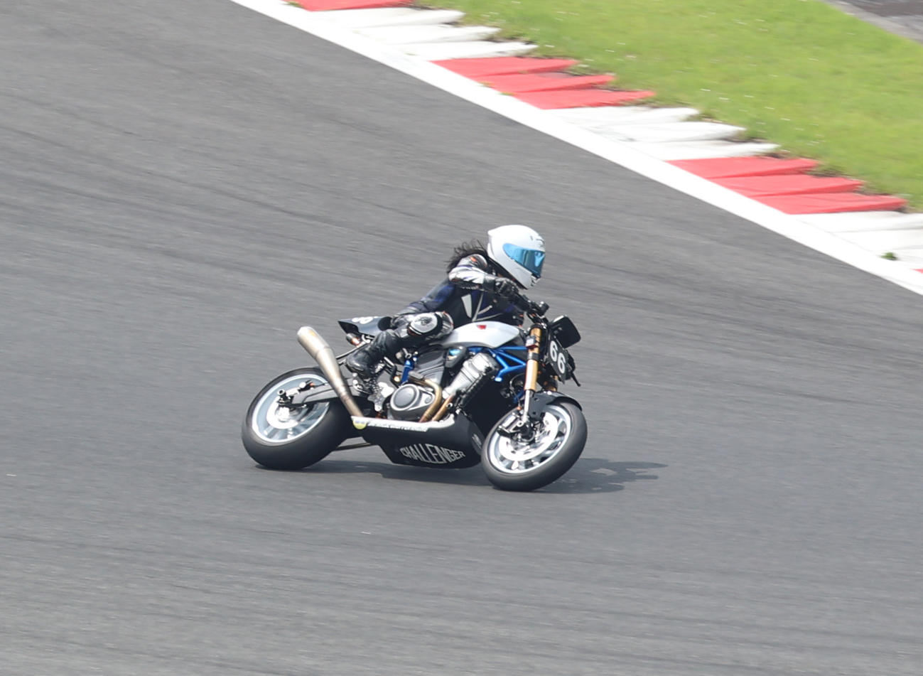 富士スピードウエイで行われたロードレースに出場した元TOKIOの長瀬智也（右）は華麗にコーナーを回る（撮影・水谷安孝）