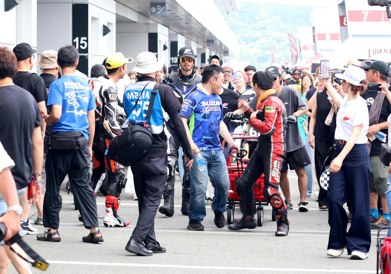 富士スピードウエイで行われたロードレースに出場した元TOKIOの長瀬智也は招集場へ向かう（撮影・水谷安孝）