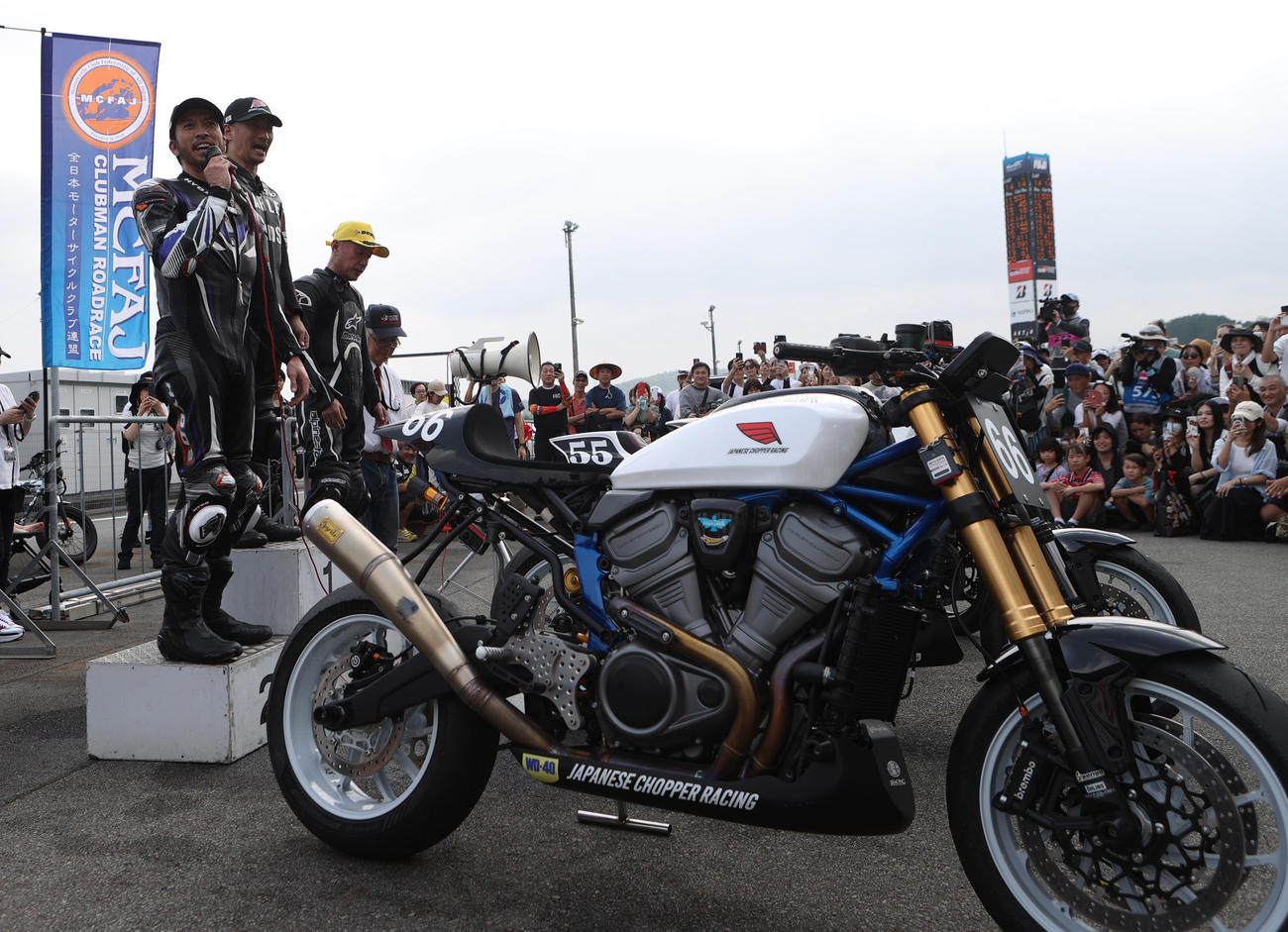 富士スピードウエイで行われたロードレースに出場した元TOKIOの長瀬智也は2着となり表彰台で笑顔を見せる（撮影・水谷安孝）