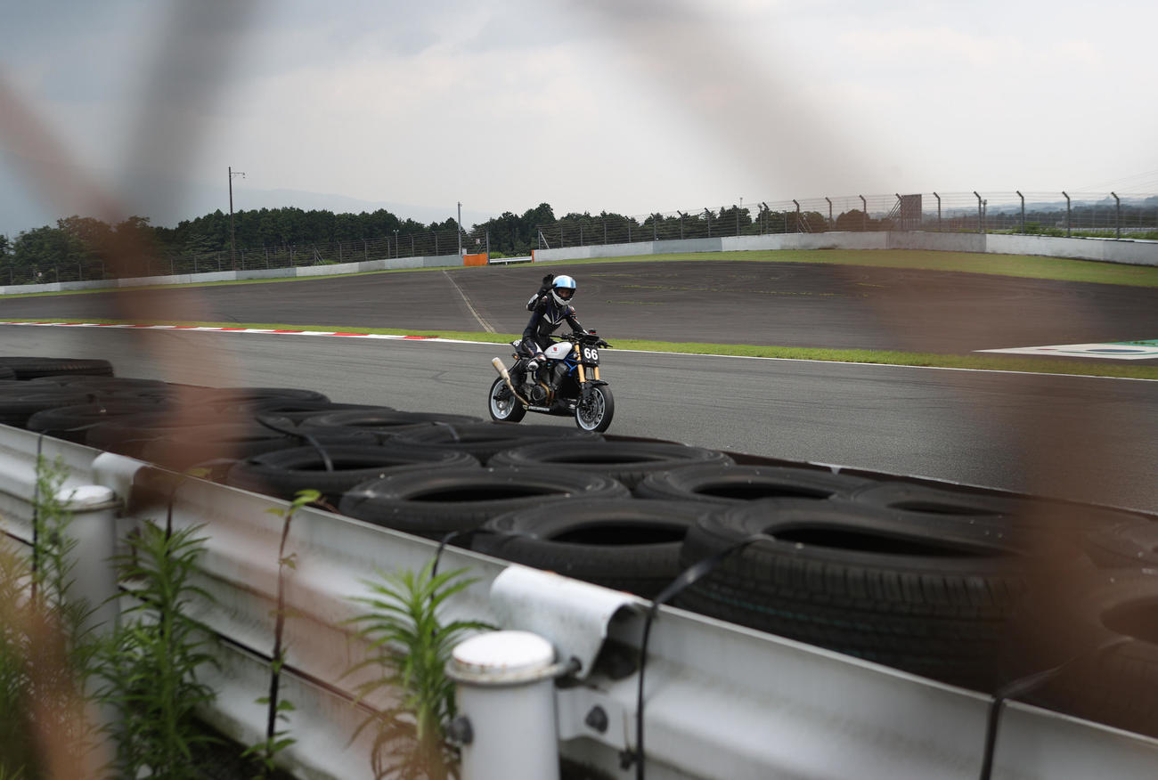 富士スピードウエイで行われたロードレースに出場した元TOKIOの長瀬智也は決勝で2着となり手を振りながらコースを回る（撮影・水谷安孝）
