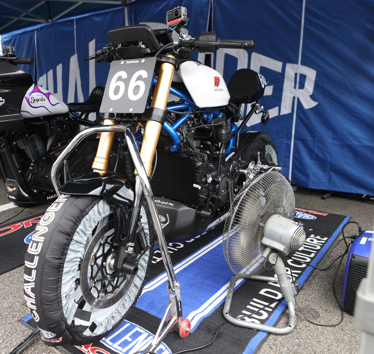 富士スピードウエイで行われたロードレースに出場した元TOKIOの長瀬智也のバイクはエンジンを冷やし時を待つ（撮影・水谷安孝）
