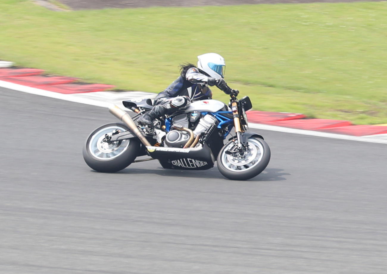 富士スピードウエイで行われたロードレースに出場した元TOKIOの長瀬智也（右）は華麗にコーナーを回る（撮影・水谷安孝）