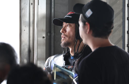 元TOKIO長瀬智也、バイクレース2位 表彰台でシャンパンファイトに笑顔