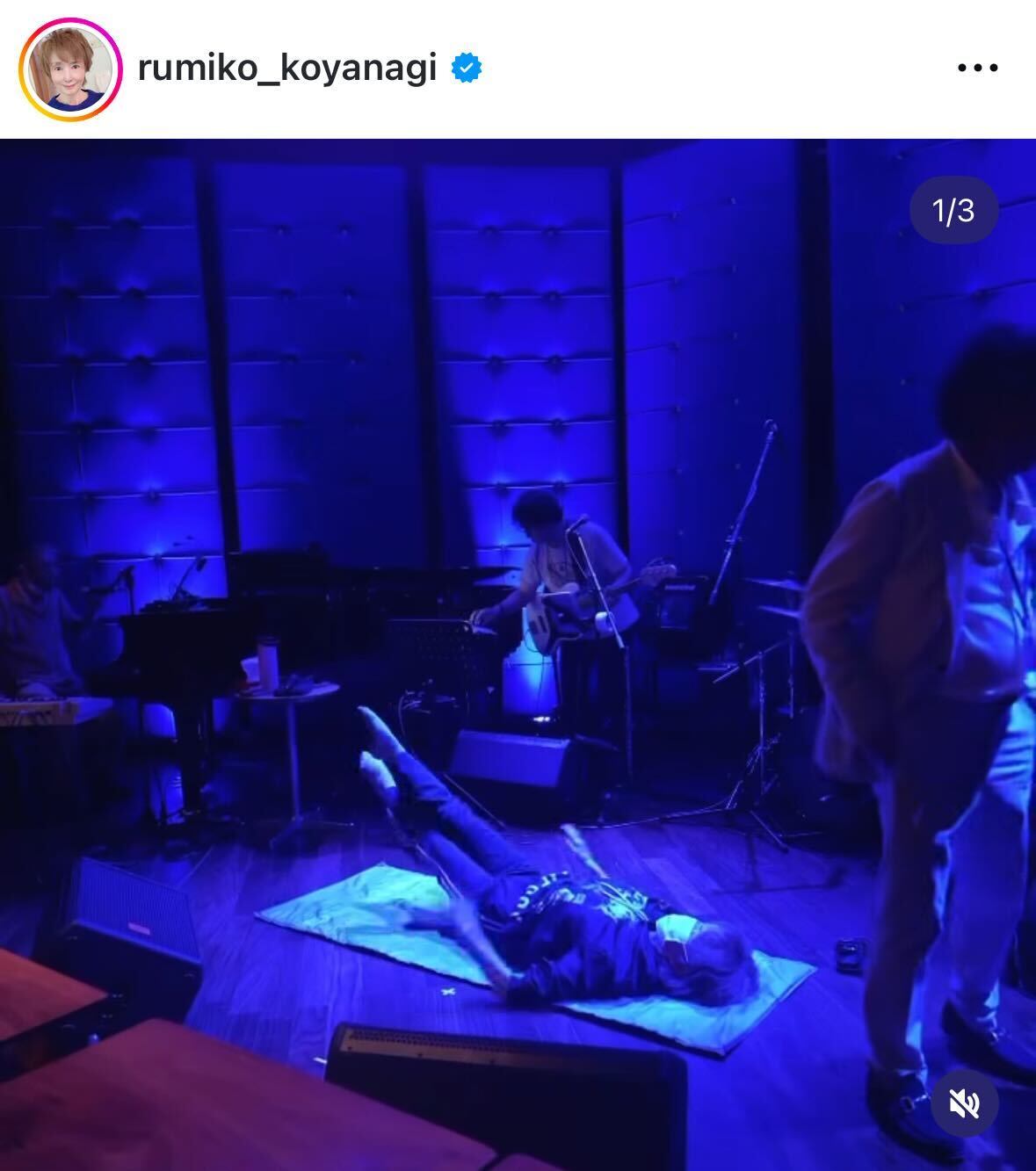 入念なストレッチをする小柳ルミ子（インスタグラムから）