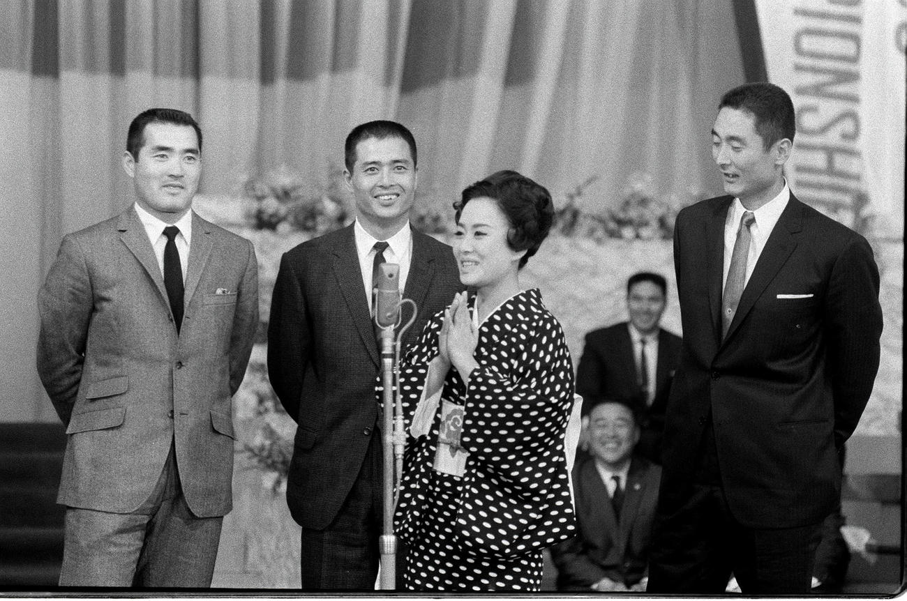 65年12月、日本テレビ「がんばれジャイアンツ」の収録に参加した、左から長嶋茂雄さん、王貞治氏、美空ひばりさん、金田正一さん