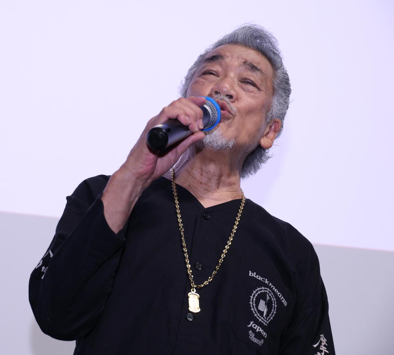 映画「トラック野郎・銀幕を駆ける一番星」の舞台あいさつで「一番星ブルース」を歌唱する宇崎竜童（撮影・中島郁夫）